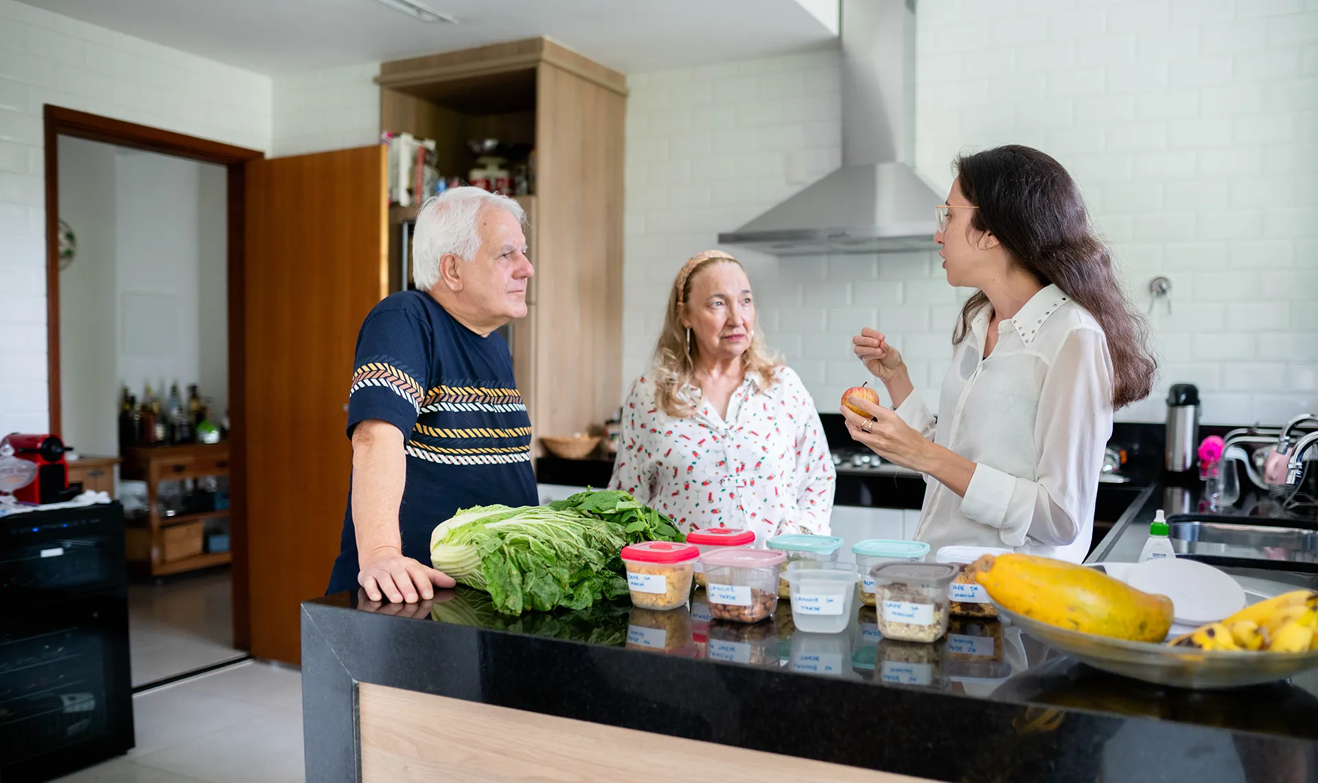 Diätberatung im Reha-Zentrum Alland – Diätologin erklärt Patient*innen gesunde Ernährung in der Küche