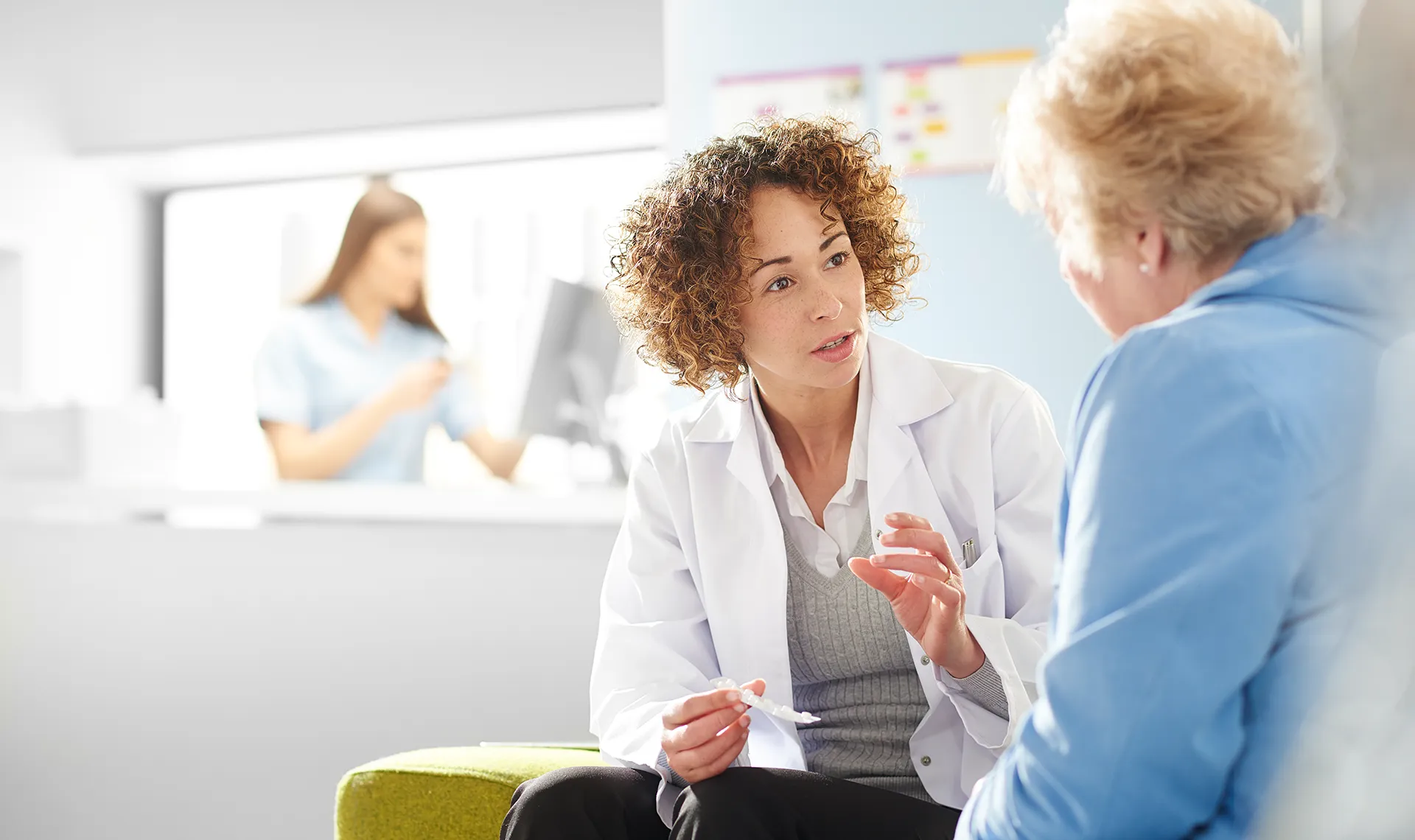 Ärztliche Betreuung im Reha-Zentrum Alland – Ärztin im Gespräch mit Patientin